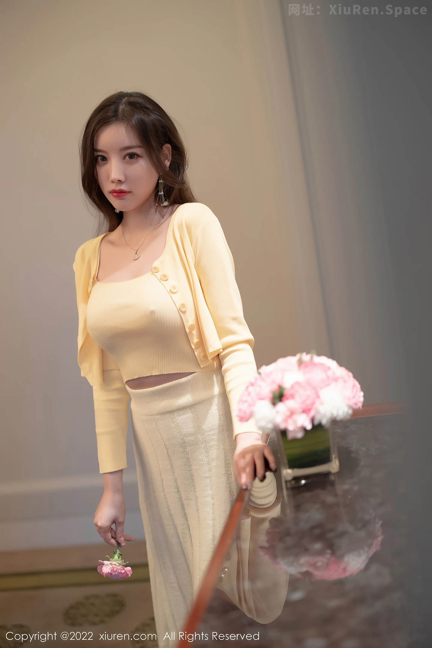 图片[2]-[XiuRen秀人网]VOL.4654 女神杨晨晨Yome淡黄色上衣配长裙原色丝袜秀完美身材诱惑写真77P-秀人网官方网站